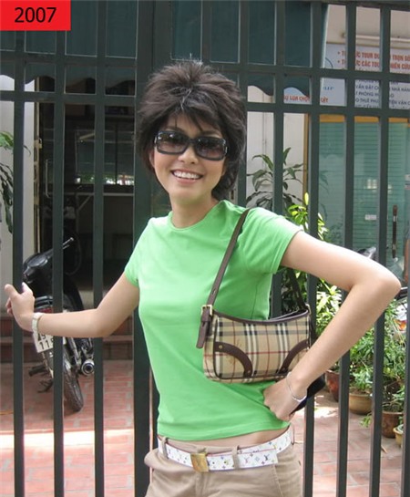 Năm 2007, Hà Tăng đã rất nổi tiếng. Nhưng cô dường như chưa ý thức được điều này nên mới ăn mặc và phục sức thế này và chụp hình vui vẻ với bạn bè.