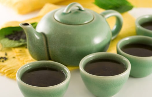 Trà đen - cũng chứa chất polyphenol and flavonoid, giúp tăng cường sức đề kháng với các bệnh tật. Những chất chống ôxy hóa này sẽ tìm kiếm các gốc tự do và tiêu diệt chúng.