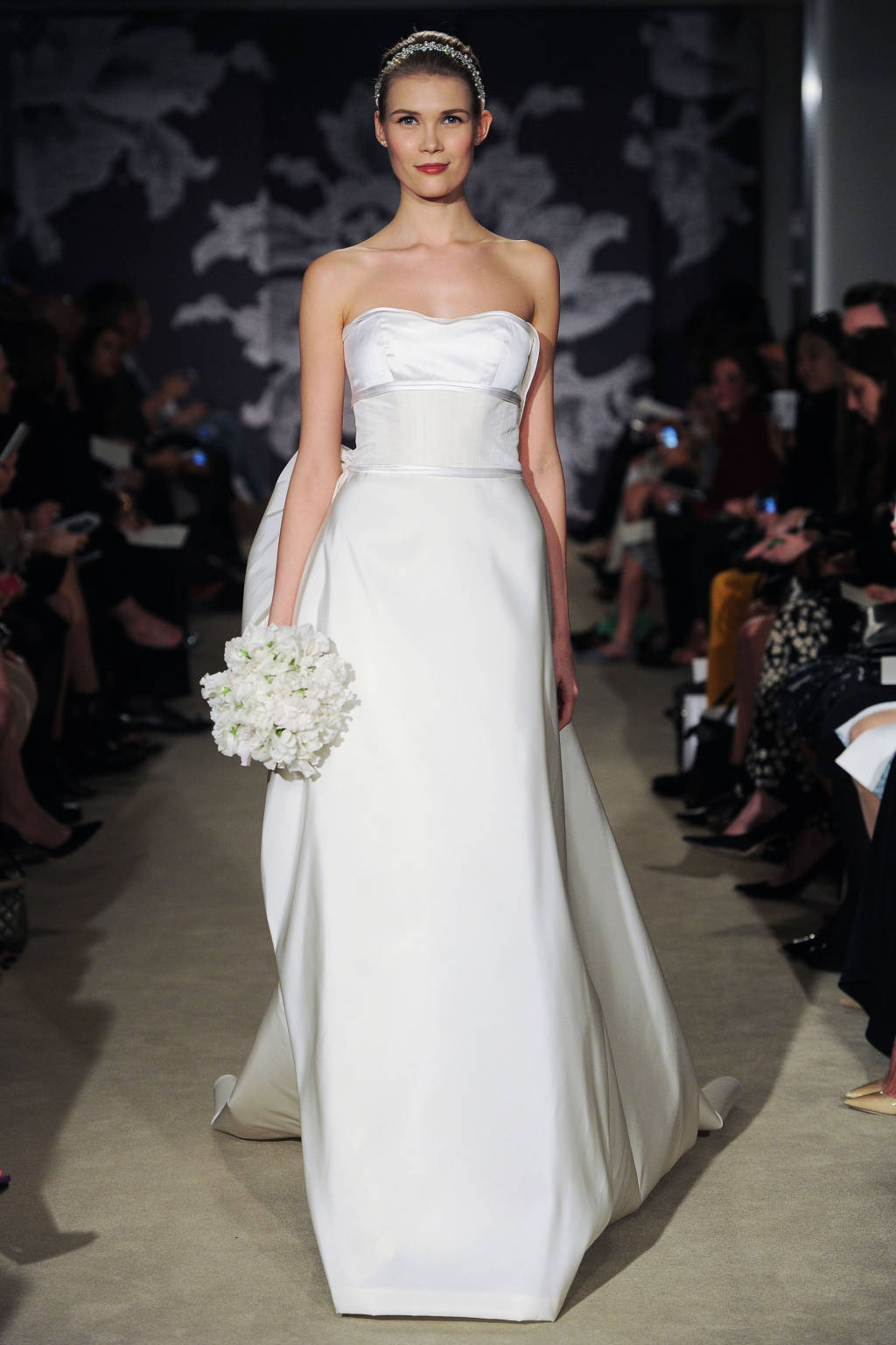 Những thiết kế của Oscar De la Renta lại thiên về tối giản, tôn nét thanh lịch và vóc dáng mảnh mai yêu kiều.