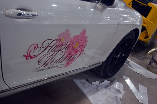 Tất cả xe được dán decal chúc mừng hạnh phúc đôi uyên ương ở hai bên cánh cửa.