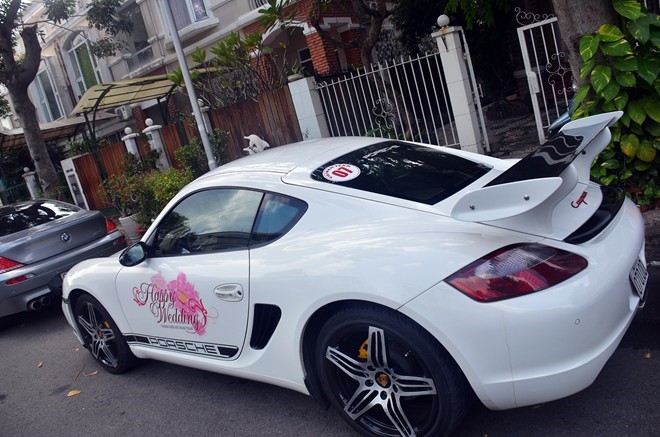 Đây là xe Porsche Cayman vừa được độ bộ cánh gió Vorsteiner VRT. Bộ cánh gió này được dành riêng cho 911, tuy nhiên hãng độ xe đã chế lại dàn chân để lắp vừa vào mẫu xe thể thao này.