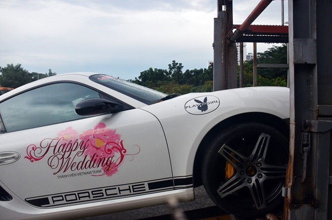 Porsche Cayman đang được đưa lên thùng xe.