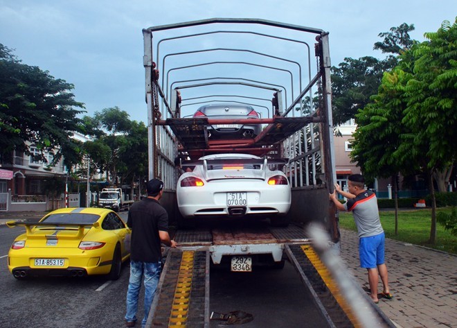 Thùng xe được chia làm 2 tầng, phía trên chở BMW M6, phía dưới là Cayman màu trắng.