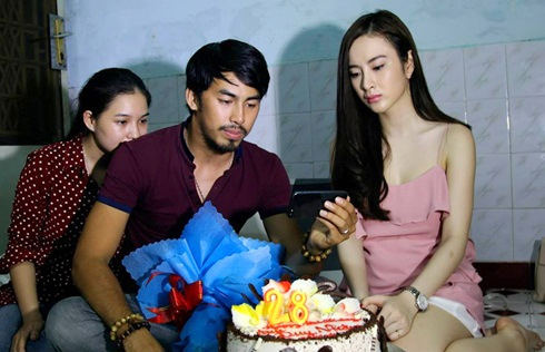 Cô cũng kêu gọi mọi người cùng nhau giúp đỡ nam người mẫu vượt qua khó khăn. Những hành động thể hiện một tấm lòng đầy tình cảm, nghĩa tình của người đẹp chưa đầy 20 tuổi.