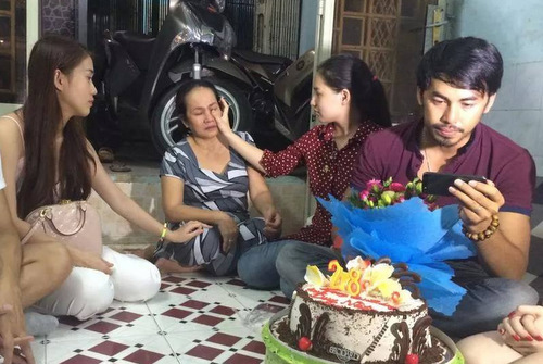 Ngay khi biết tin, Phương Trinh đã tặng cho Duy Nhân 100 triệu, một số tiền không hề nhỏ để giúp đỡ người đàn anh phần nào trang trải được viện phí và hóa trị.