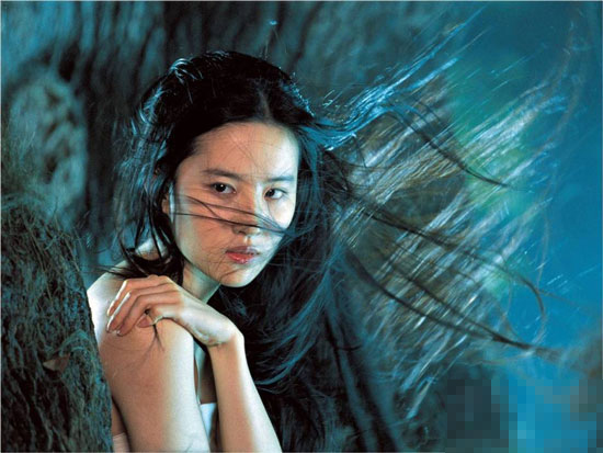 Quyến rũ, u ám với vai ma nữ.