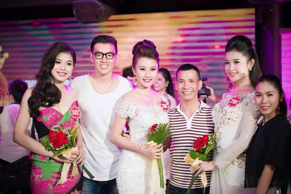 Huyền My chụp ảnh cùng với những thí sinh khác của cuộc thi.