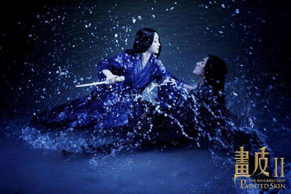 Đặc biệt, Họa Bì 2 cũng gây nhiều tranh cãi khi có nhiều cảnh nóng phi giới tính.