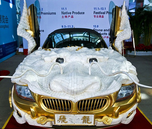 Chiếc BMW Z4 này không chỉ được mạ vàng mà còn được bộ với hình rồng.