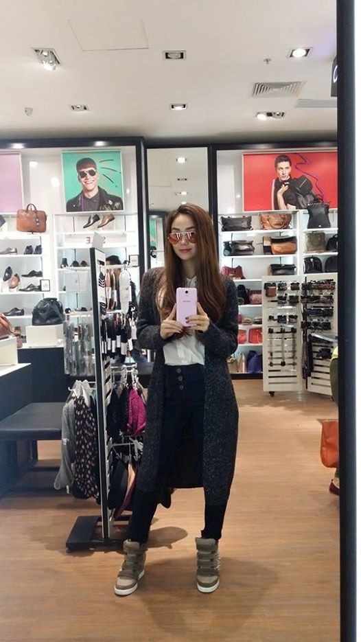 Giày độn là một trong những bí quyết diện kèm quần jeans để giữ được vẻ trẻ trung, năng động mà vẫn kéo dài đôi chân.