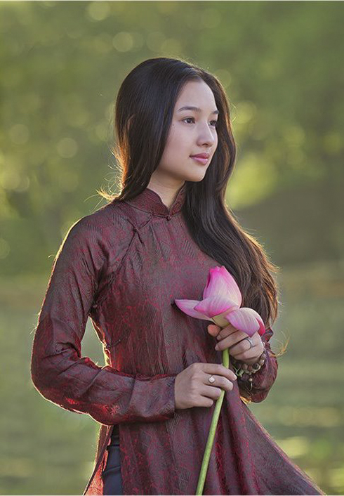 Mặc dù nằm ngoài showbiz, nhưng ít ai biết, Kiều Oanh học nghệ thuật từ nhỏ. Cô từng học 9 năm tại Học viện Âm nhạc Huế trước khi chuyển sang chuyên ngành ngoại ngữ.