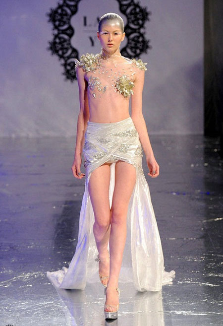 Những chiếc váy cưới trong suốt này được cắt may trên nền vải voan, chiffon, ren quen thuộc với điểm nhấn là những viên pha lê, đá quý được đính rất khéo léo, tinh tế.