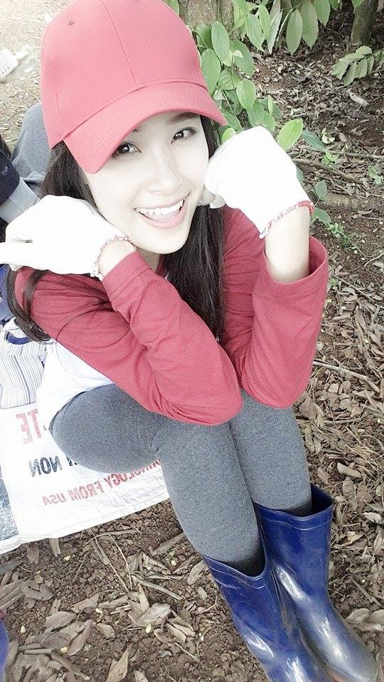 Đông Nhi lên bản đi hái cà phê.