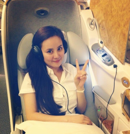 Vy Oanh một mình vẫn tươi cười với dịch vụ bay.