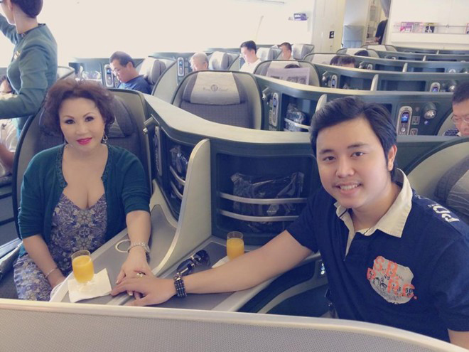 Vũ Hoàng Việt và Yvonne Thúy Hoàng tình cảm mọi lúc mọi nơi.