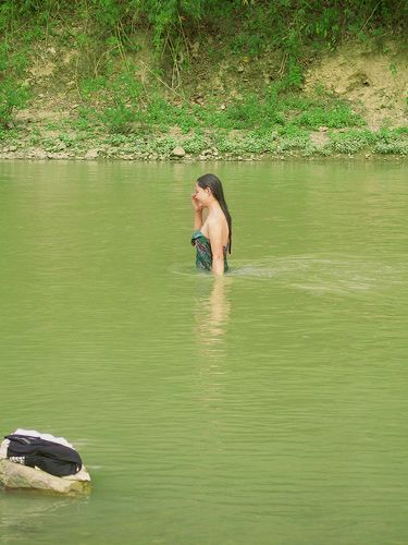Nước dâng lên đến đâu, chiếc váy được vén dần lên đến đó cho đến khi toàn bộ Sh88bet đăng ký miễn phí đều được dòng suối nhẹ nhàng bao bọc lấy thì váy áo sẽ nằm trên đỉnh đầu.