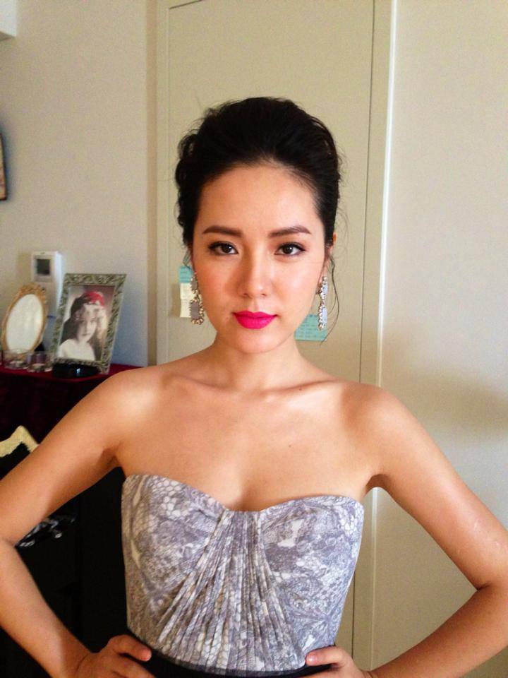 Phương Linh gợi cảm trước khi bước ra sân khấu.