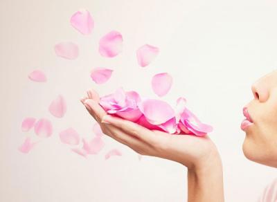 Giảm mệt mỏi với nước hoa hồng sau một ngày làm việc vô cùng hiệu quả.