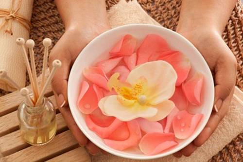 Massage cổ và ngăn ngừa nếp nhăn ở cổ: Ngoài mặt thì cổ cũng dễ để lộ tuổi của bạn gái. Nhưng chỉ cần chăm chỉ chăm sóc, lấy nước hoa hồng massage cho cổ từ dưới lên trên, thúc đẩy tuần hoàn máu, ngăn ngừa nếp nhăn ở cổ.