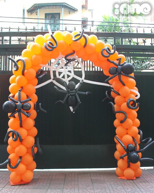 Khu vườn Halloween bóng bay kinh dị nhưng thực chất lại... cực kỳ đáng yêu tại căn biệt thự ở đường Xuân Diệu, Tây Hồ, Hà Nội.