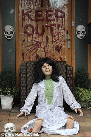 Những hình nộm búp bê ma quái được dùng trang trí cho Halloween.