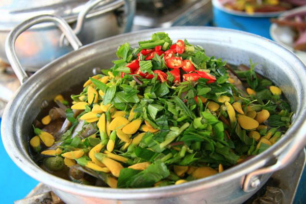 Du khách đến miền Tây mùa nước nổi không thể không thưởng thức canh chua cá linh bông điên điển.