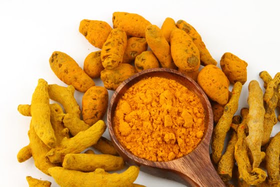 Dùng nghệ ngân với rượu bôi lên mụn sẽ có tác dụng nhanh chóng.