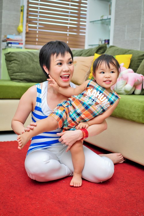 Hai mẹ con rất vui vẻ...
