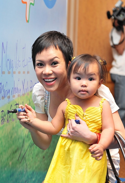 Hai mẹ con nhà danh hài Việt Hương.