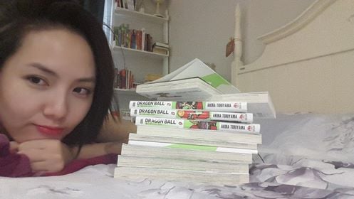Phương Linh khoe tập truyện thiếu nhi cô vẫn thường hay đọc.