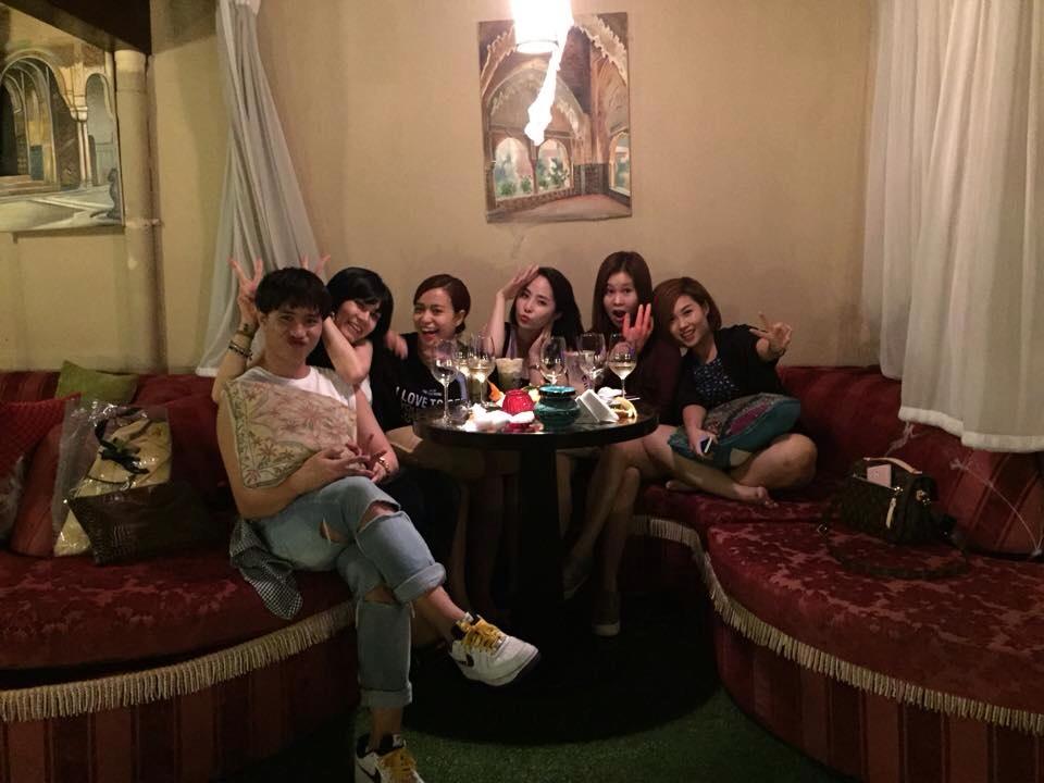 Quỳnh Nga cùng Hoàng Thùy Linh đi chơi cùng bạn.