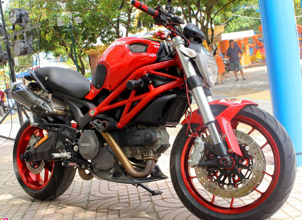 Một số mẫu mô tô phân khối lớn khác xuất hiện ở sự kiện như Ducati Monster 795.