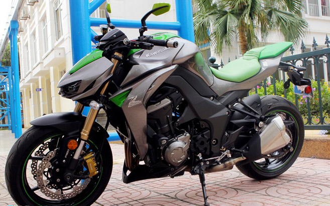 Kawasaki Z1000 với màu xanh lá đặc trưng.