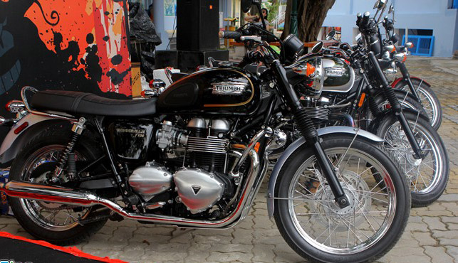 Loạt xe Triumph T100 các phiên bản như bản kỷ niệm 110 năm, bản đặc biệt hay phiên bản với màu sơn đen.