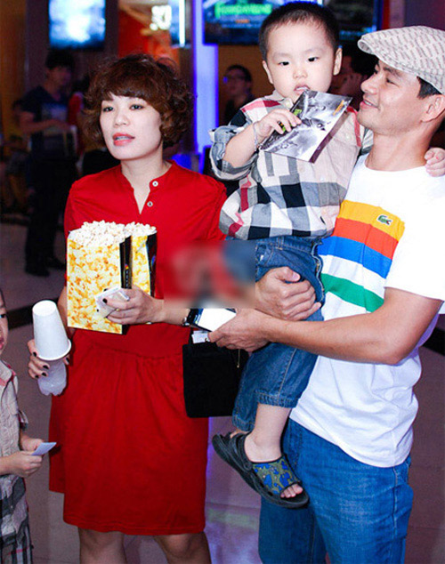 Hồng Nhung - vợ của Xuân Bắc cùng chồng đưa con đi xem phim.