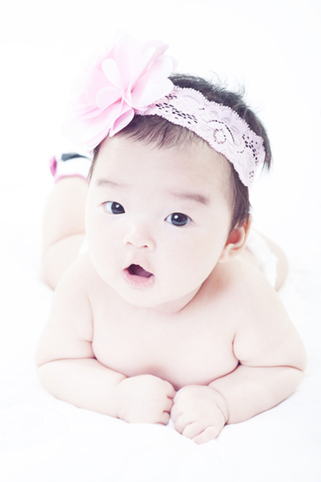 Khi con gái được hơn 3 tháng tuổi, Xuân Lan đã công khai hình ảnh đầu tiên về nàng công chúa nhỏ trên trang Fanpage riêng của cô bé. Chỉ trong vòng hai giờ đồng hồ, tấm hình của bé Thỏ đã thu hút hơn 5.000 lượt like và 600 bình luận. Ai cũng khen bé xinh hơn mẹ.