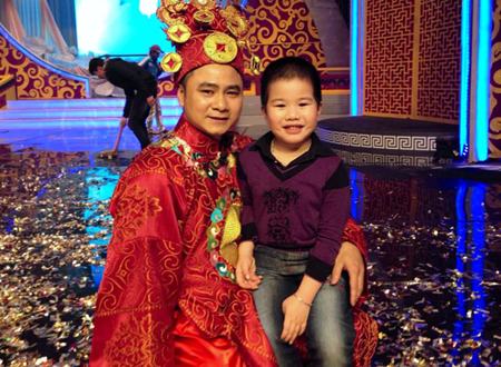 Thỉnh thoảng, Teppy được bố đưa tới nơi làm việc, cậu bé thừa hưởng khá nhiều nét giống bố.