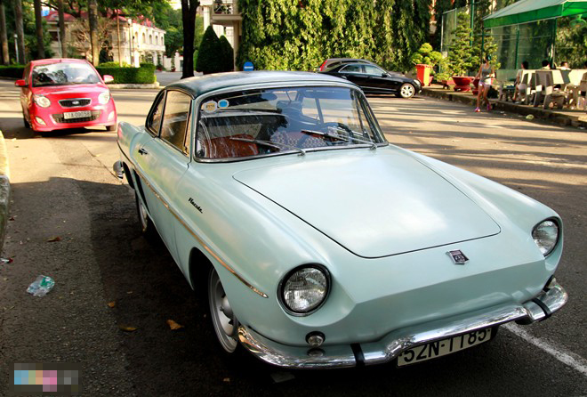 Thập niên 60 của thế kỷ XX, trước những thành công của dòng xe Volkswagen Bug/Beetle tại Bắc Mỹ, Renault cũng muốn nhảy vào thị trường béo bở này. Nhằm lấy lòng người dân địa phương, hãng lấy tên Floride, (phiên âm tên bang Florida, Hoa Kỳ) để đặt cho mẫu xe thể thao của mình.