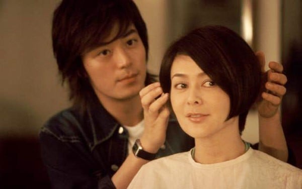 Tham gia bộ phim Làm tóc (2005), Quan Chi Lâm đã 43 tuổi nhưng lại đóng một cảnh rực lửa với Hoắc Kiến Hoa. Tuy phải uống hết một chai rượu để có đủ bình tĩnh diễn cảnh giường chiếu với diễn viên đàn em, song hiệu quả ra rạp không được như ý. Nhiều người chê cảnh quay quá tự nhiên chủ nghĩa, khiến nàng mỹ nhân Hong Kong buồn suốt một thời gian dài.