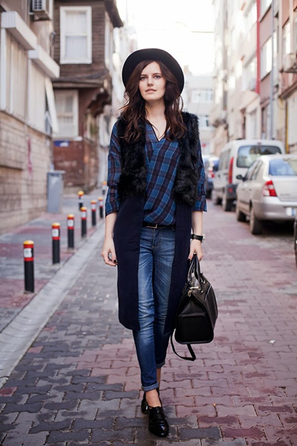 Trang nhã và hợp thời trang khi diện áo sơ mi kẻ tartan màu xanh biến tấu kiểu cách và áo gilet dáng dài.