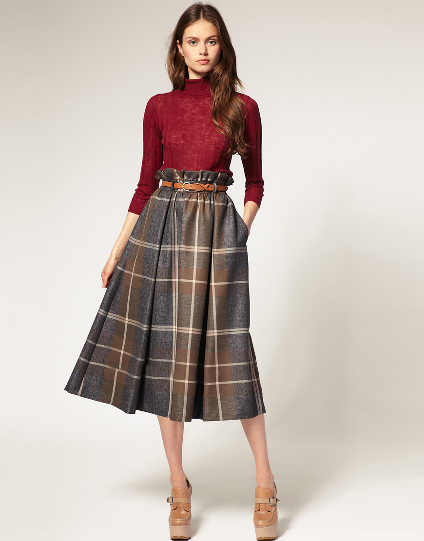 Thanh lịch và sang trọng cho quý cô sành điệu mùa lạnh với chân váy xèo dài kẻ tartan kết hợp với áo dài tay.