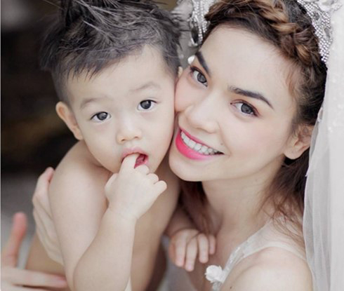 Hà Hồ và Subeo là cặp mẹ con nổi tiếng nhất nhì showbiz.