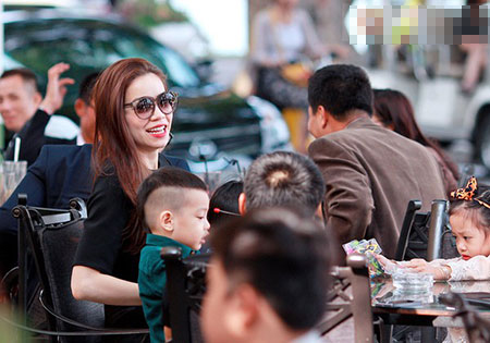 Hà Hồ thường xuyên đưa con đi du lịch, đi công tác.