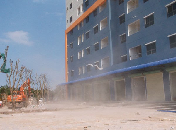 Gió giật từng hồi khiến bụi bẩn, rác rưởi tung lên.
