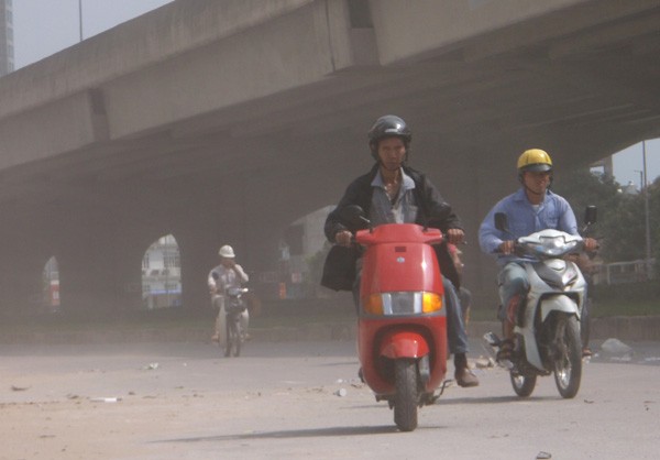 Bụi bẩn, rác bay lên khiến nhiều chủ phương tiện loạng choạng...