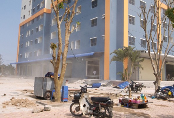 Những người bán trà đá vội vàng chạy trú ẩn khi bụi và mái tôn bay khắp nơi.