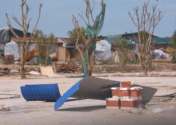 Bởi theo kinh nghiệm của người dân thì mái tôn có độ sắc bén cao, nếu bay vào người rất có thể bị thương, thậm chí tử vong.