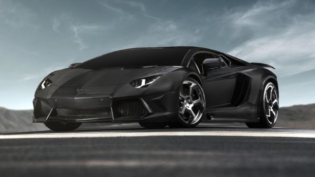 Lamborghini Aventador món quá mà Ronaldo tự thưởng cho mình nhân dịp sinh nhật lần thứ 27. Với động cơ V12 , 690 mã lực, Aventador thể đạt tốc độ tối đa 350km/h.