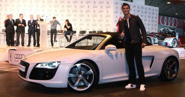 Chiếc xe mui kín Audi R8.