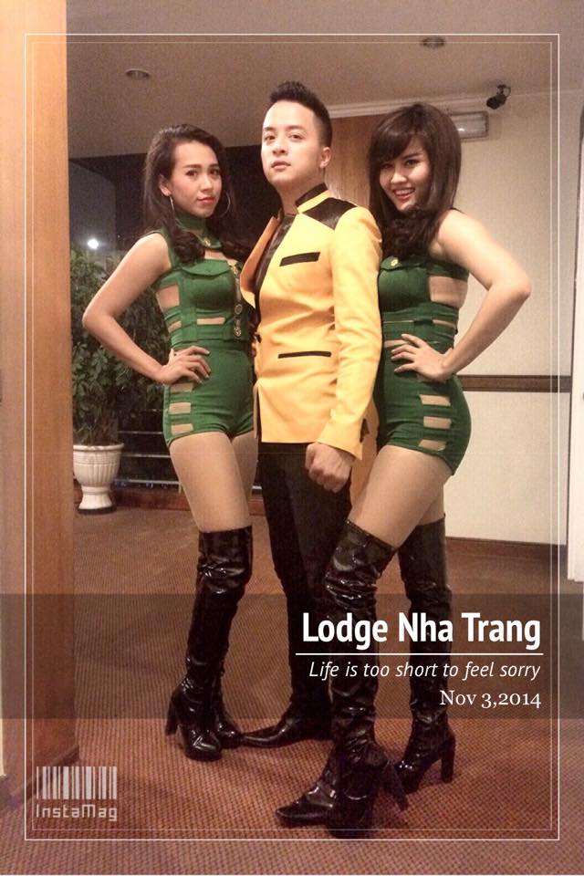 Cao Thái Sơn trong hậu trường biểu diễn mọt show ở Nha Trang. Sau khi về nước nam ca sĩ rất tích cực chạy show.